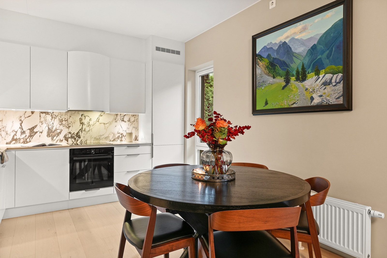 Kjøkken fra byggeår med glatte fronter og benkeplate i laminat. Galleribilde