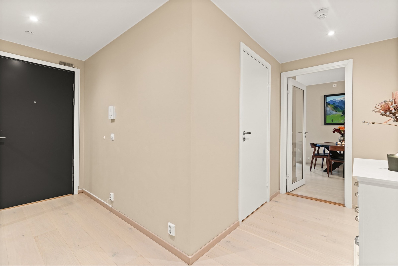 Velkommen inn i en romslig entrè Galleribilde