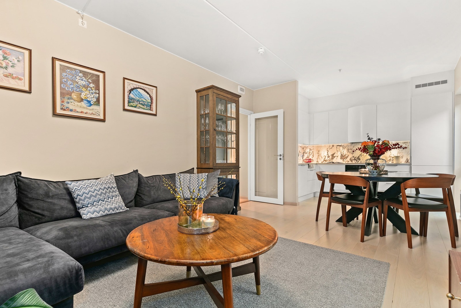 Med den åpne stue/kjøkken løsningen kan det enkelt etableres flere soner. Galleribilde