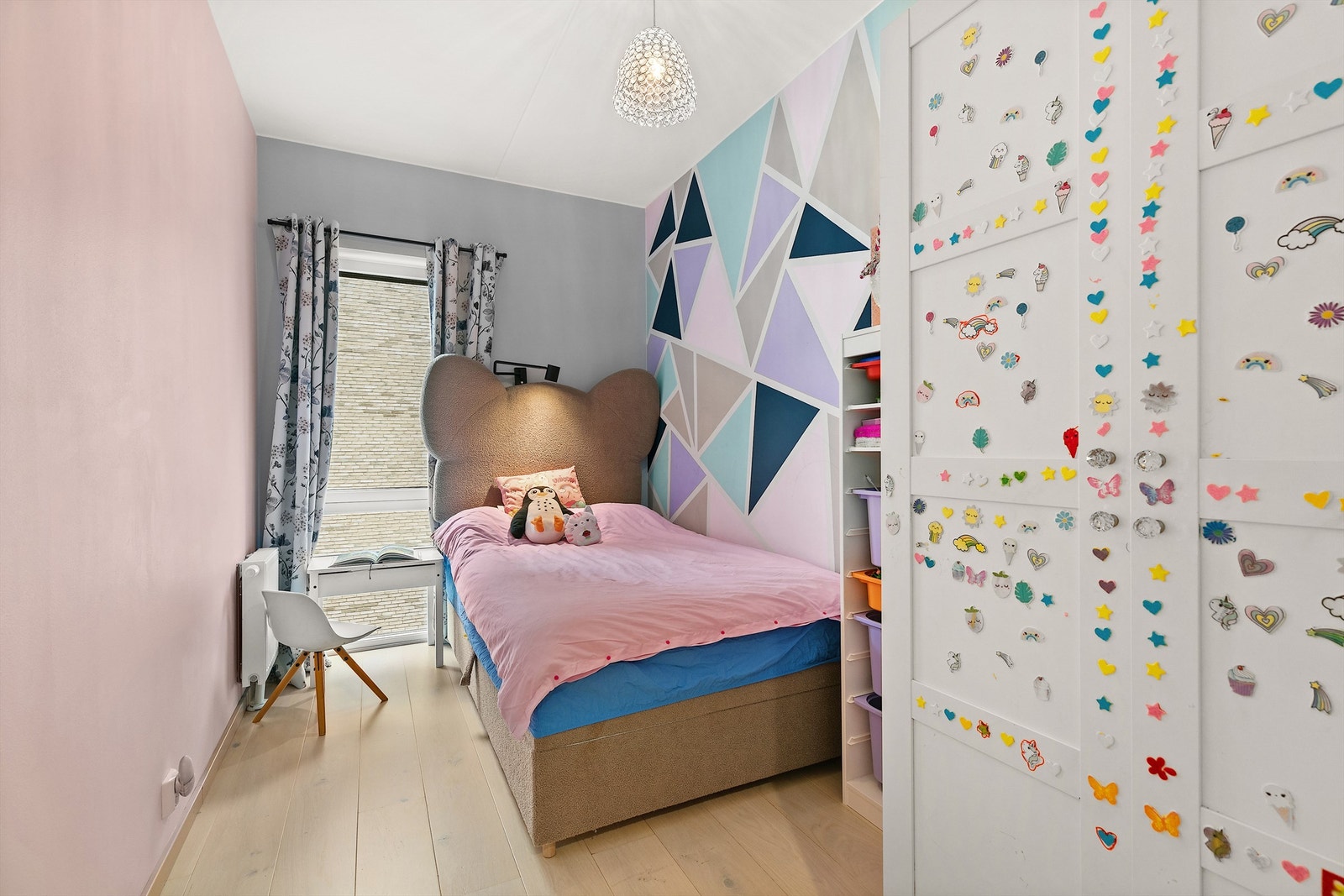 I leilighetens andre soverom har du plass til seng og tilhørende møblement. Galleribilde