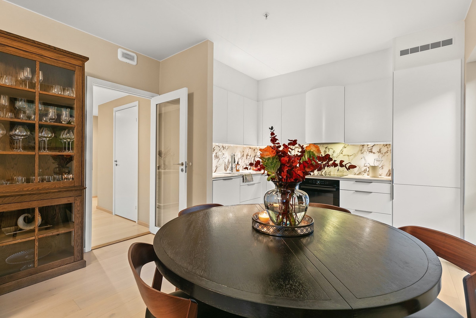 Gjennomgående leilighet, med planløsning som enkelt kan innredes med flere soner. Galleribilde