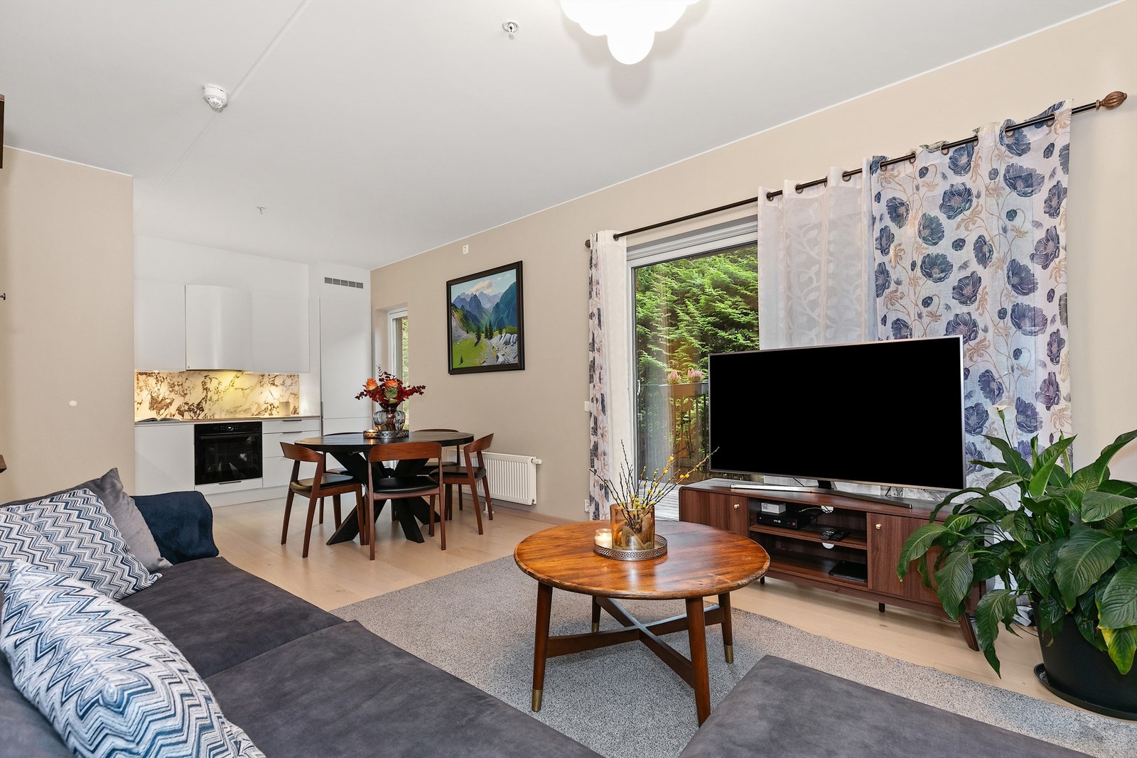 Lys og pen stue med god takhøyde. Galleribilde