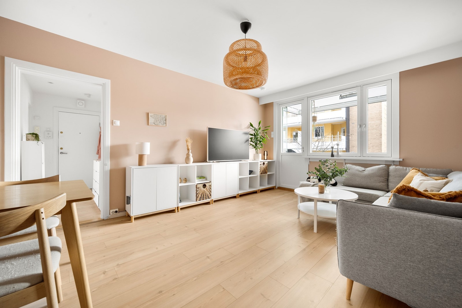 Charlotte Lunde v/Krogsveen har gleden av å presentere en lys og delikat 3-romsleilighet med romslig, innglasset balkong. Foto: Martine Eren Studio Galleribilde
