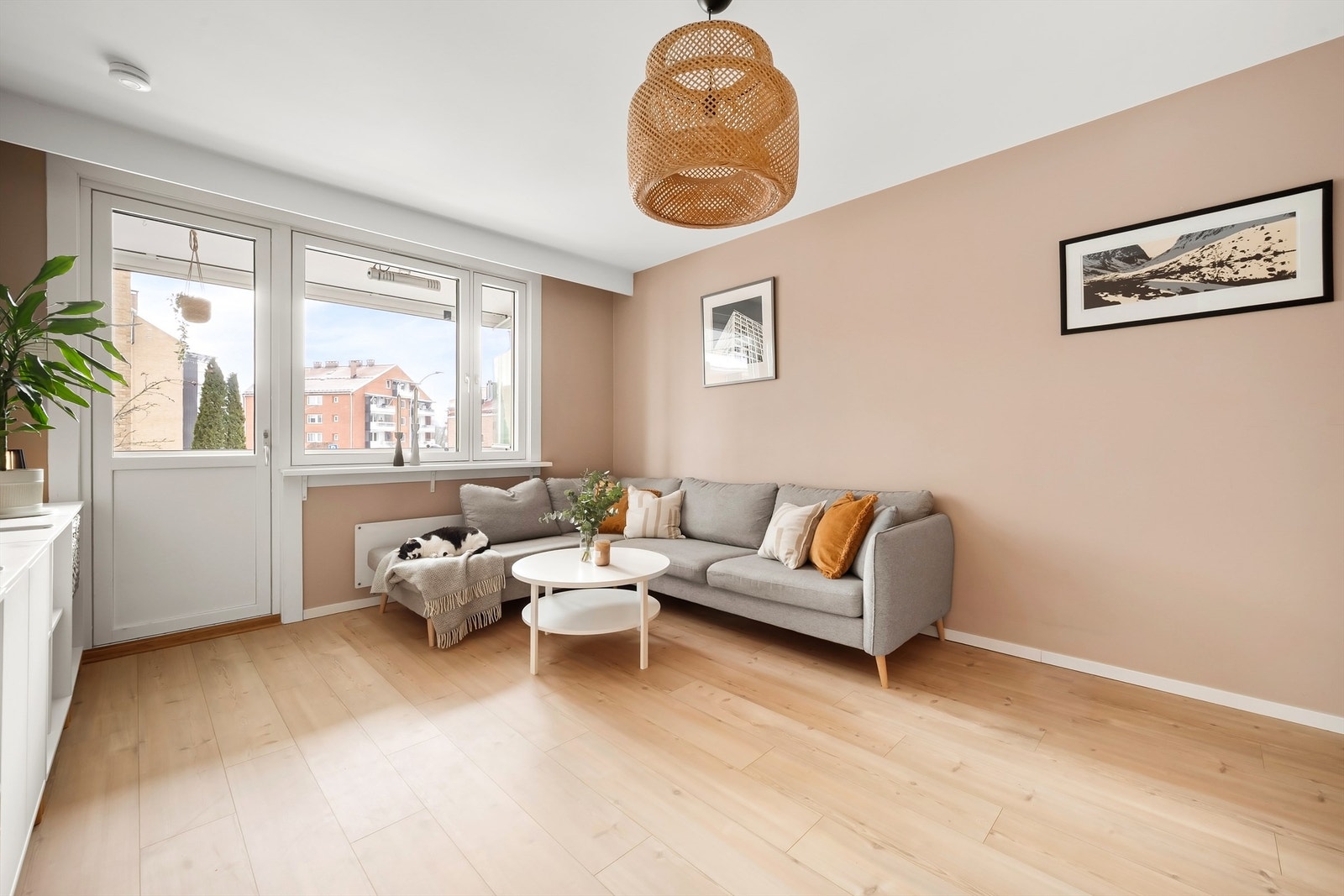 Stuen har en lys og luftig atmosfære med gjennomgående laminatgulv og store vindusflater. Foto: Martine Eren Studio Galleribilde