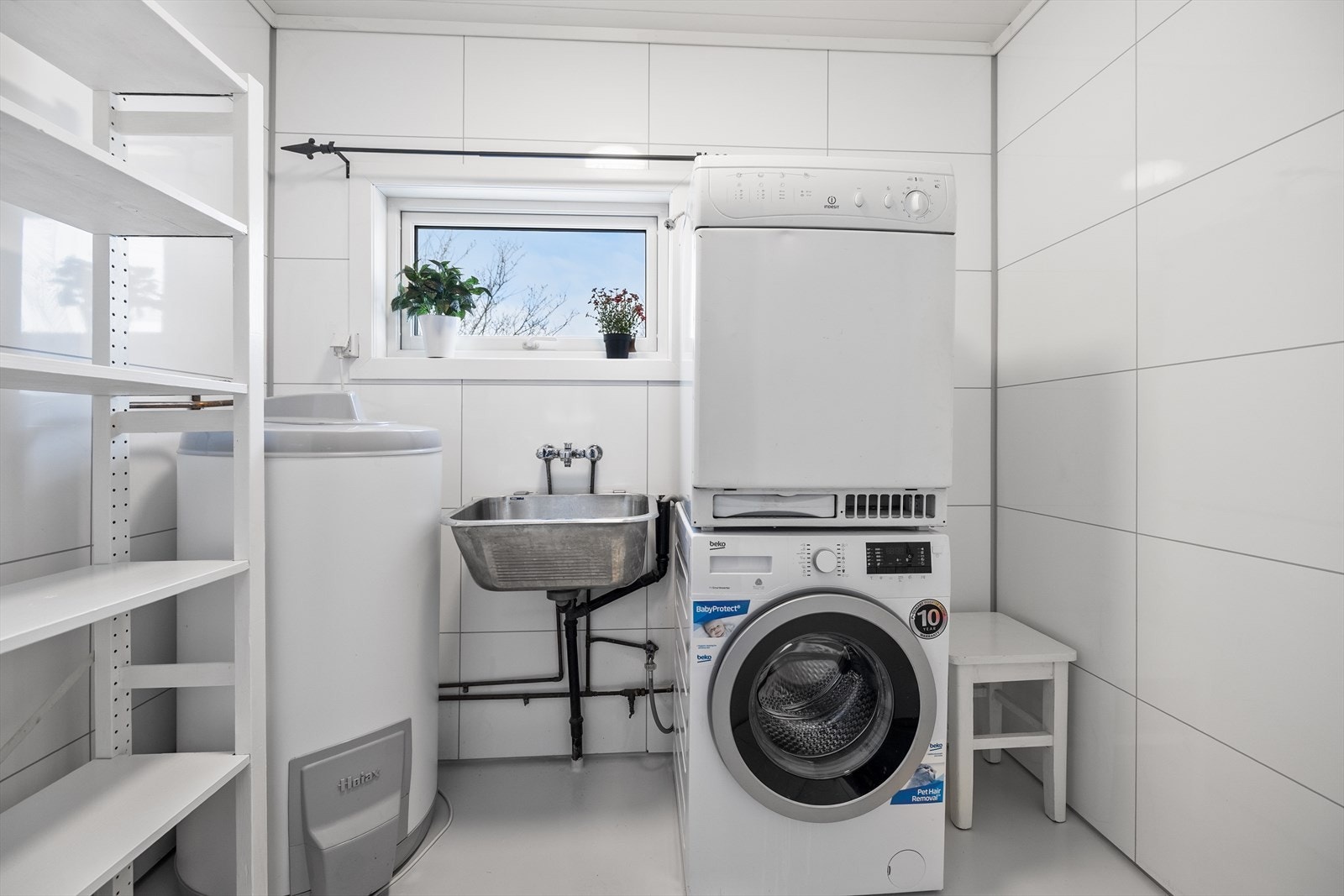 Vaskerommet er delvis pusset opp i 2024 (opplyst av eier) og fremstår som funksjonelt og praktisk utformet. Gulvet har malt vinylbelegg, veggene er kledd med baderomsplater og taket har malt panel, noe som gir et ryddig og vedlikeholdsvennlig preg. Galleribilde