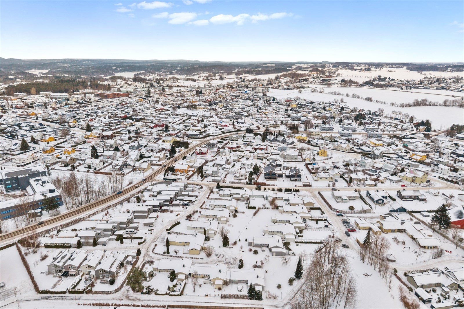 Det er kort vei til både skoler og barnehager, noe som gjør beliggenheten spesielt godt egnet for barnefamilier. I tillegg er det gode bussforbindelser til sentrum, som gir enkel og effektiv transport også uten bil. Galleribilde