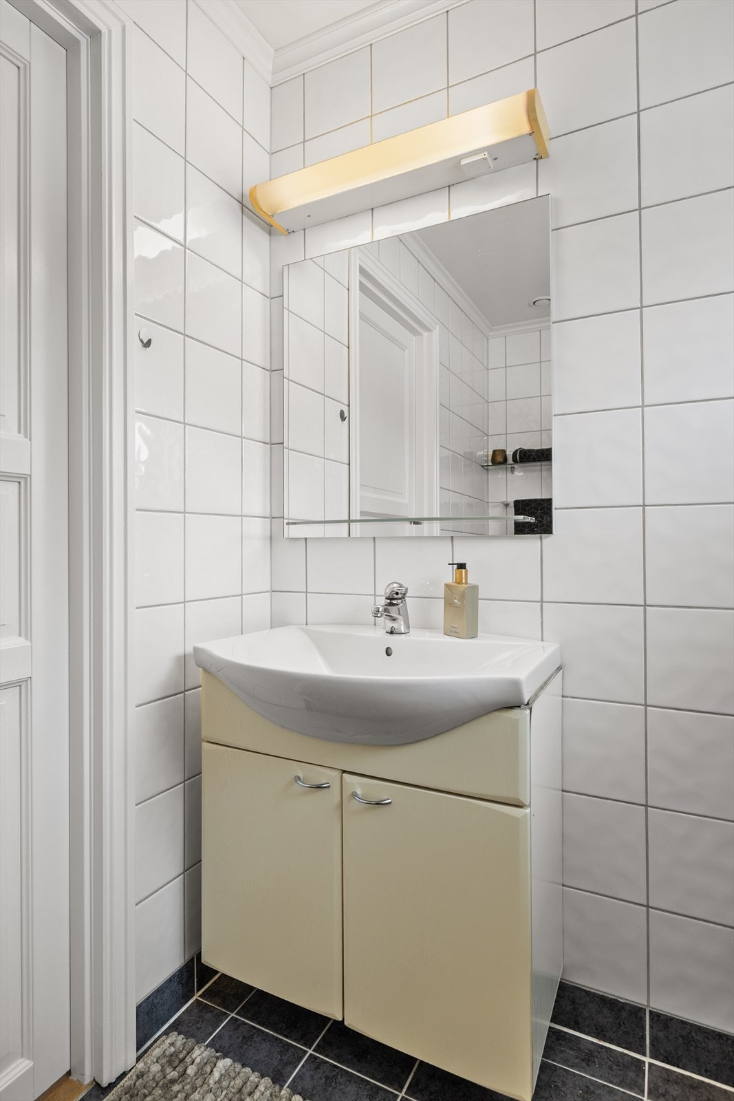 Rommet har mekanisk avtrekk som sørger for god ventilasjon og bidrar til et tilfredsstillende inneklima. Et bad som kombinerer komfort, funksjonalitet og et tidløst preg. Galleribilde