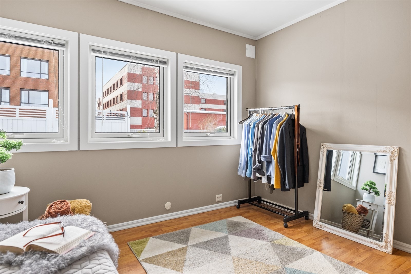 Den gjennomgående standarden og de behagelige fargetonene bidrar til en helhetlig og innbydende soveromssone som fungerer svært godt i hverdagen. Galleribilde