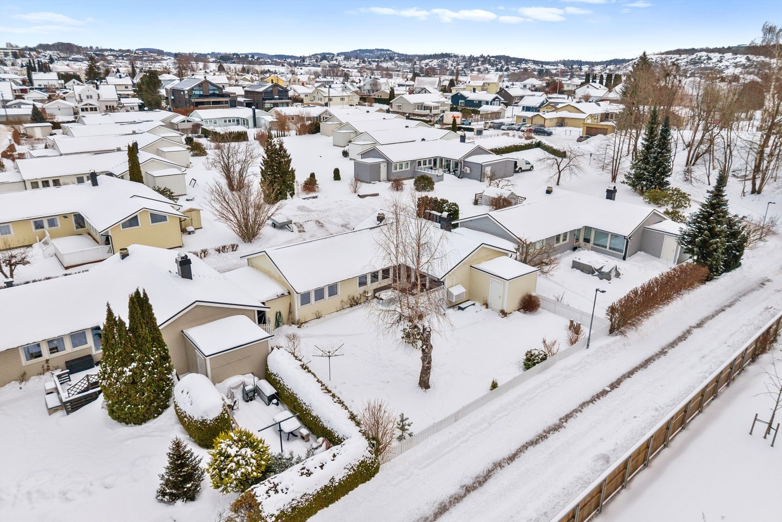Boligen har en meget populær beliggenhet på attraktive Nygård/Bugården, like nordvest for Sandefjord sentrum. Her bor du sentralt, men samtidig skjermet og tilbaketrukket, i et veletablert og pent opparbeidet bomiljø. Galleribilde