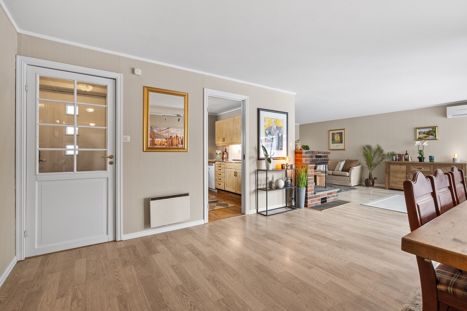 Stuen fremstår som lys, pen og romslig, og utgjør et naturlig samlingspunkt i boligen. Galleribilde