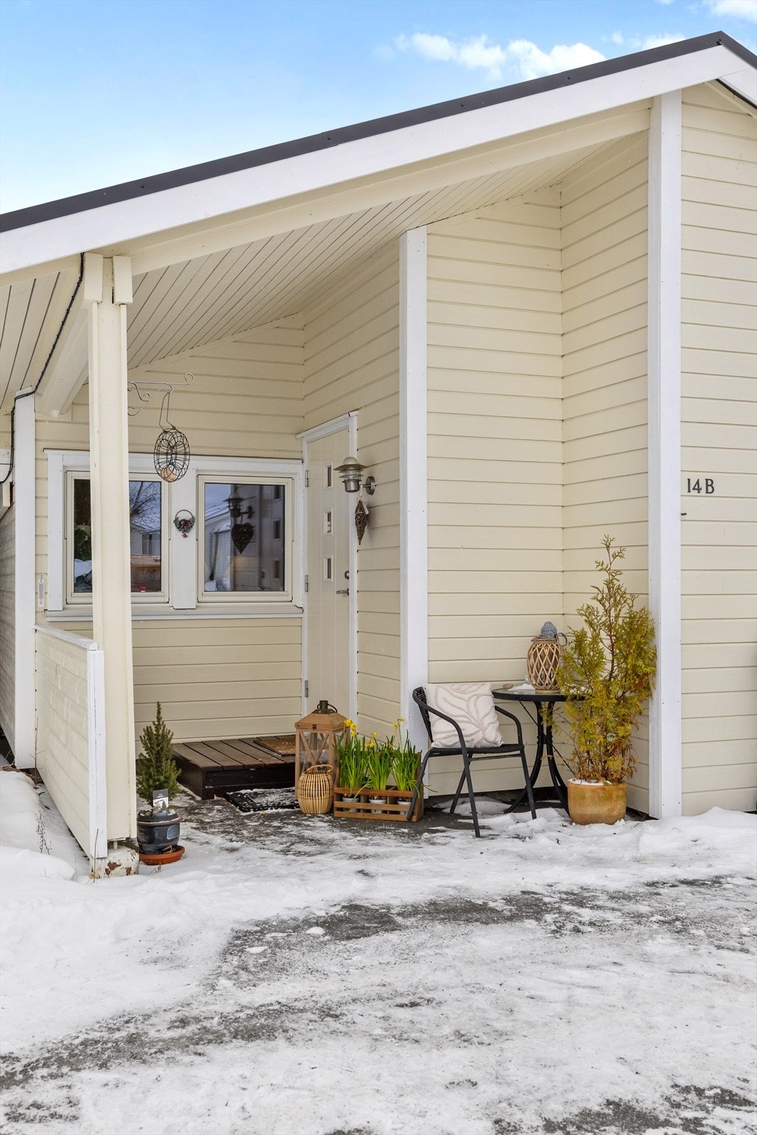 Hyggelig inngangsparti som ønsker deg velkommen hjem. Her får du et trivelig og oversiktlig adkomstområde som gir et godt førsteinntrykk av boligen, med praktisk utforming som gjør hverdagen enkel og komfortabel. Galleribilde