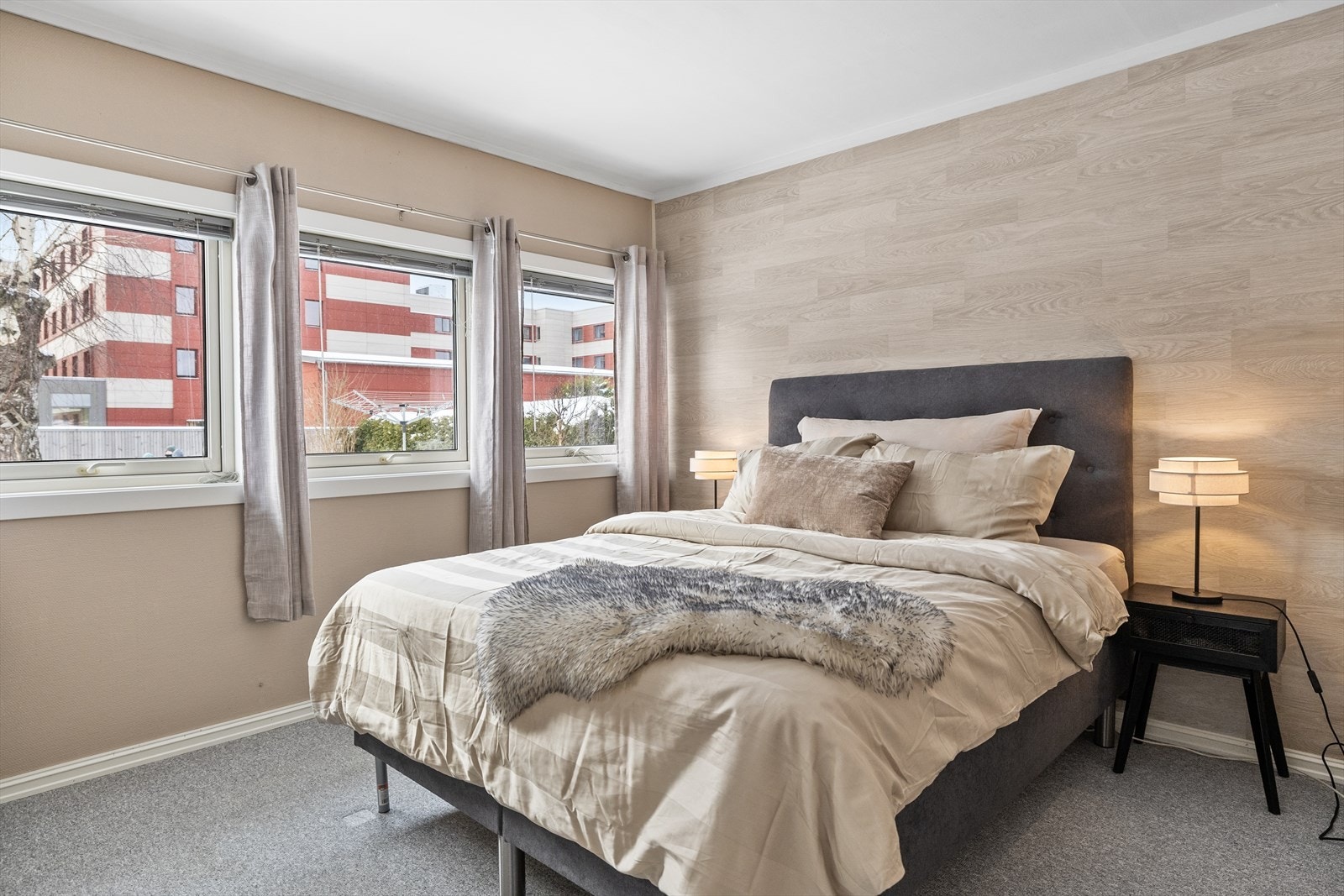 Pent hovedsoverom med god romfølelse og plass til dobbeltseng og tilhørende møblement. Galleribilde