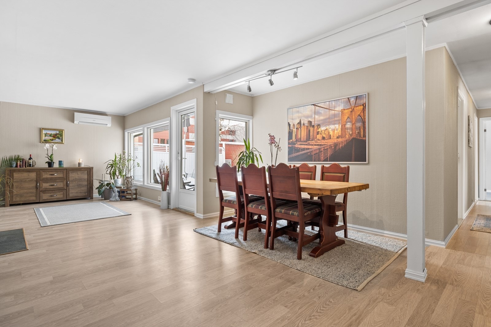 Stuen er malt i en lys og pen farge som gir et moderne og harmonisk uttrykk. Den lyse fargepaletten bidrar til å forsterke romfølelsen og slipper lyset godt rundt i rommet. Fargevalget er tidløst og gir et godt utgangspunkt for ulike møbleringsstiler. Galleribilde