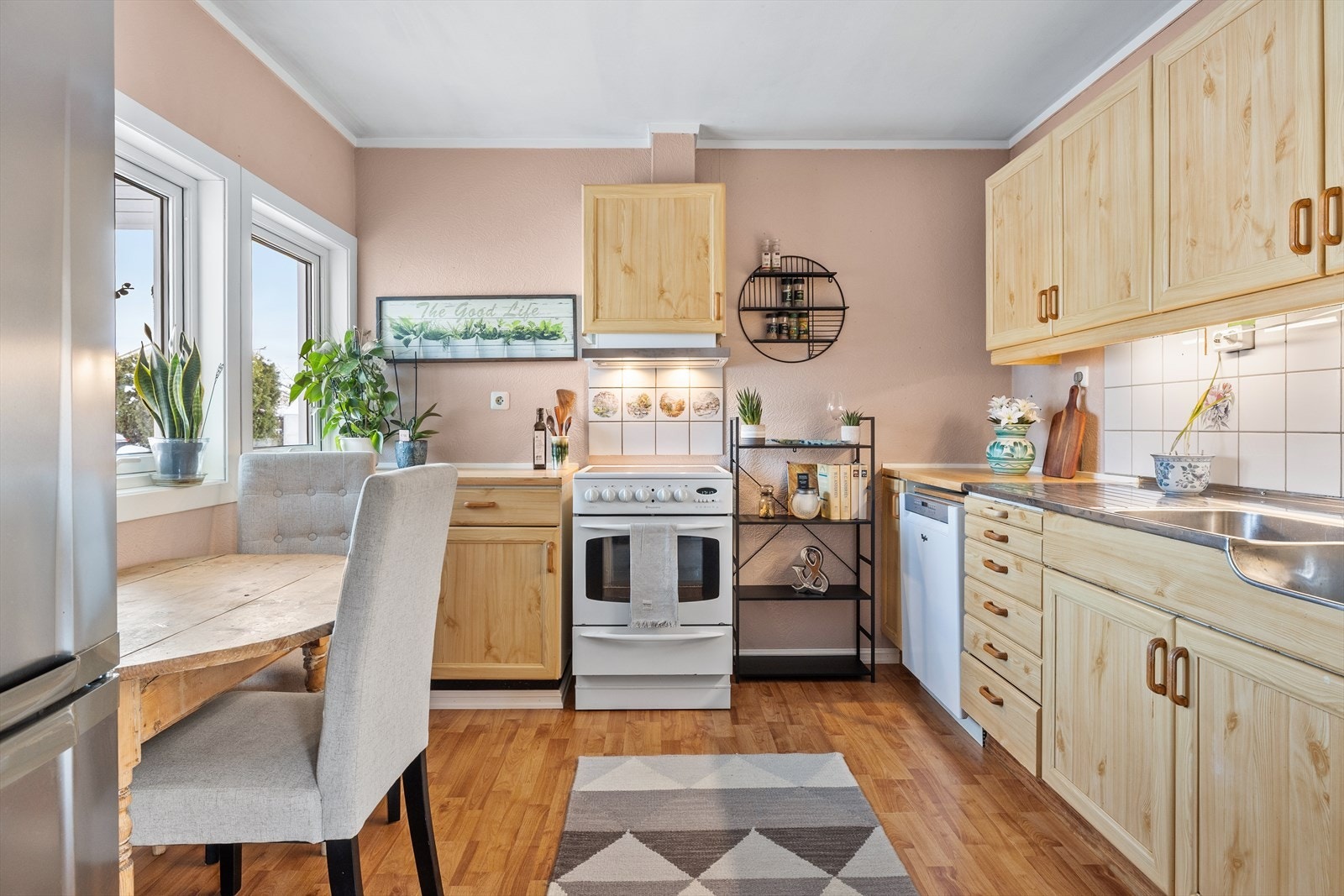 Hyggelig kjøkken med et sjarmerende, eldre preg og god plass til kjøkkenbord. Her får du en trivelig spiseplass for hverdagens måltider. Planløsningen er praktisk, med gode arbeidsflater og naturlige soner for både matlaging og sosialt samvær. Galleribilde