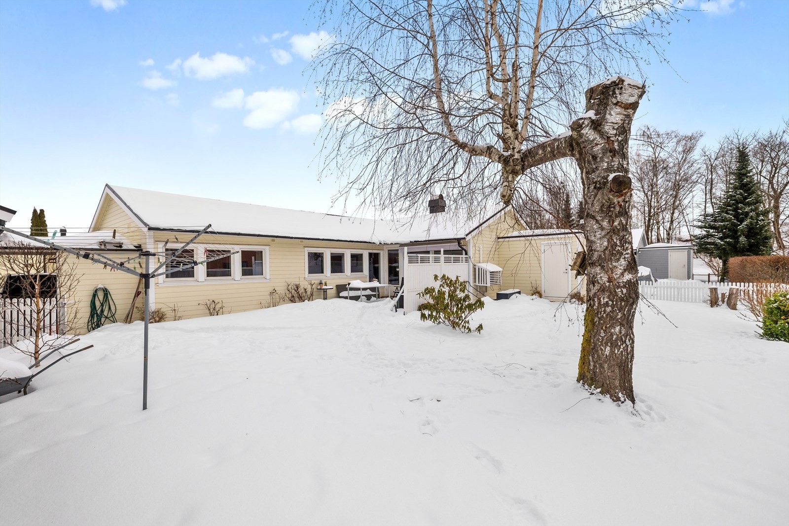 Eiendommen har svært gode solforhold og fremstår som både solrik og usjenert. Uteområdet er pent opparbeidet med hvitt gjerde rundt deler av tomten, noe som bidrar til god skjerming og et hyggelig, privat preg. Galleribilde