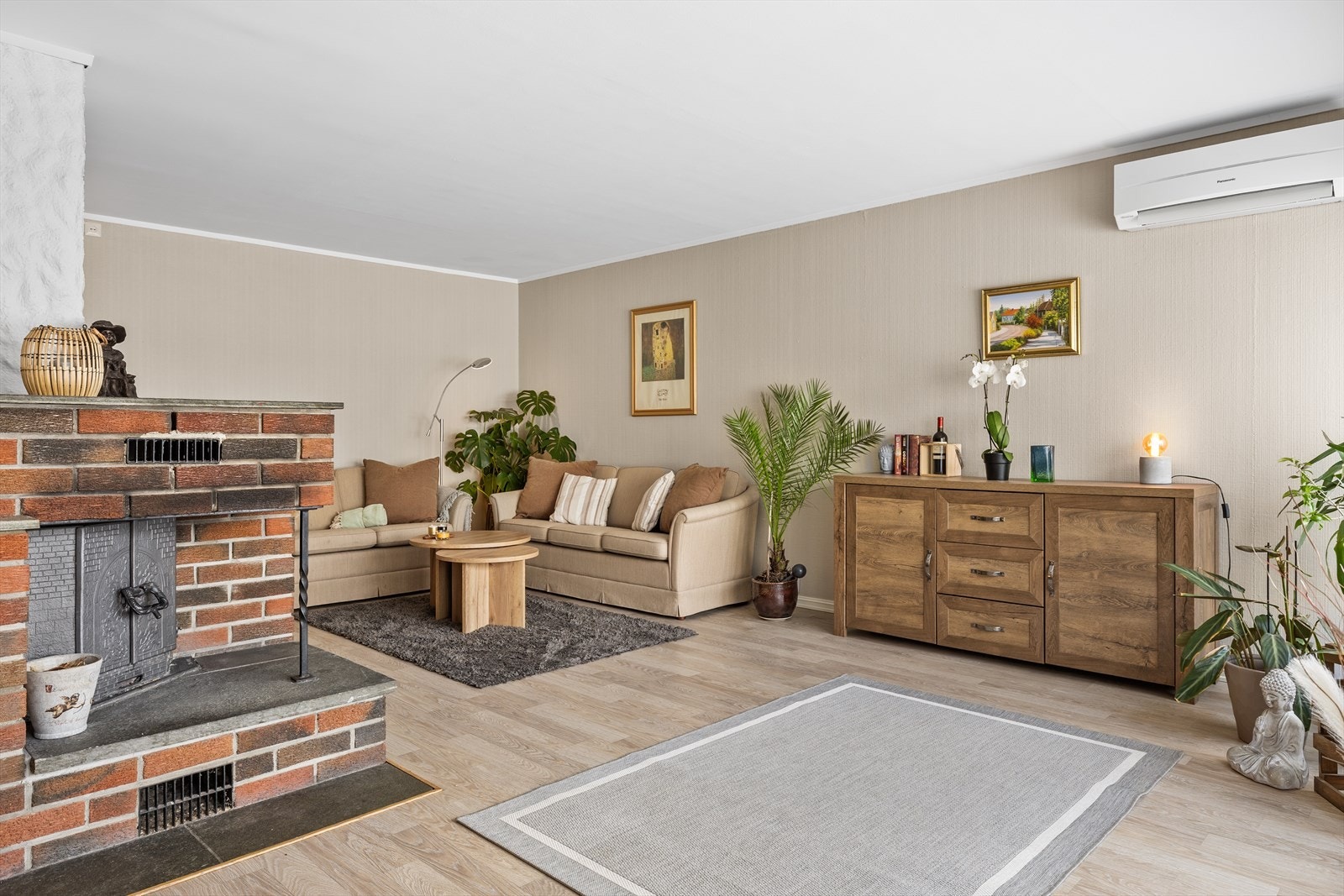 Den hyggelige peisovnen blir et naturlig blikkfang i rommet og bidrar med både lun stemning og behagelig varme på kjølige dager. Galleribilde