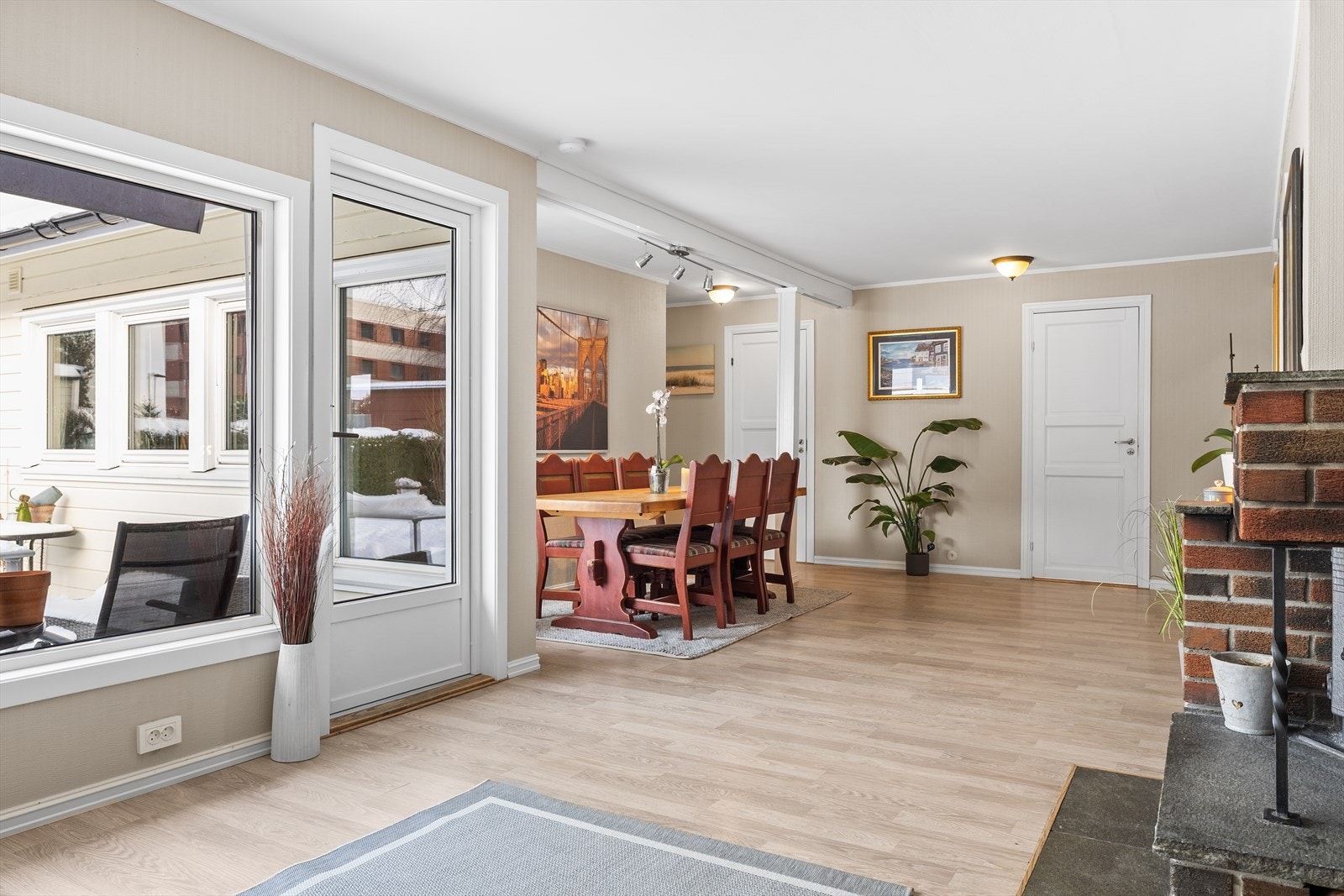 Fra stuen er det direkte utgang til en solrik terrasse som fungerer som en naturlig forlengelse av oppholdsrommet i sommerhalvåret. Her ligger alt til rette for rolige morgenstunder, grilling og sosiale sammenkomster i gode solforhold. Galleribilde