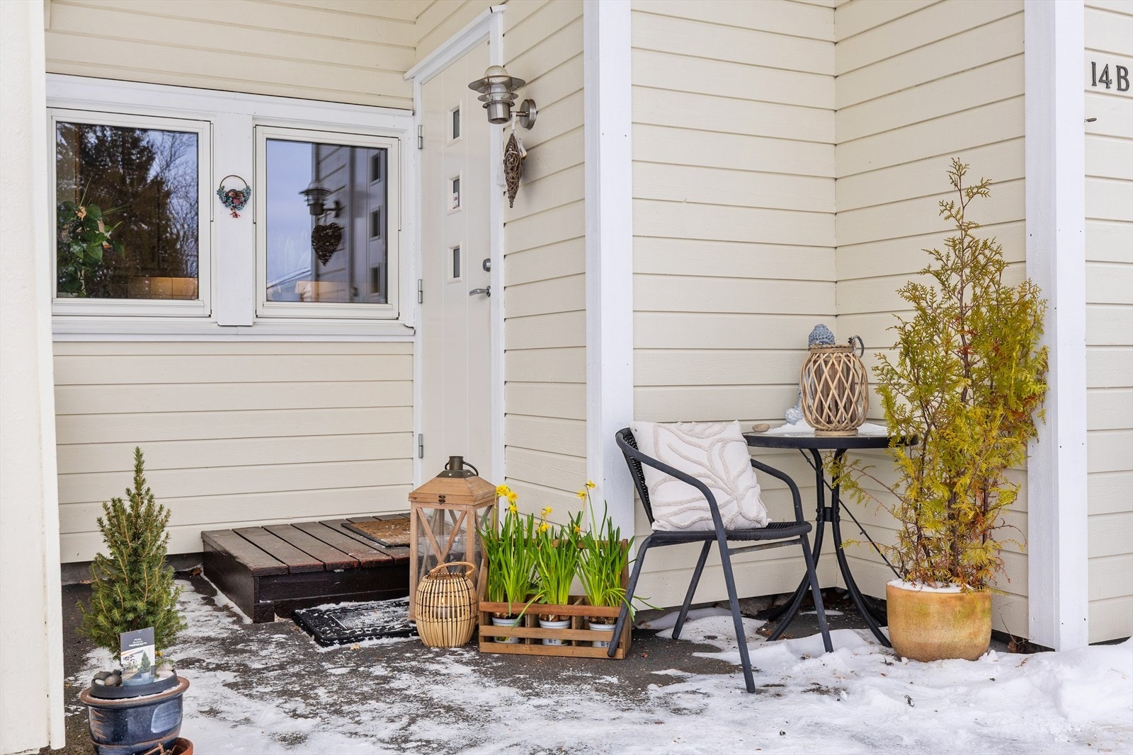 Hyggelig og overbygget inngangsparti som gir et godt førsteinntrykk av boligen. Her er det praktisk adkomst med tak over døren, noe som gir ly for vær og vind og gjør hverdagen mer komfortabel året rundt. Galleribilde