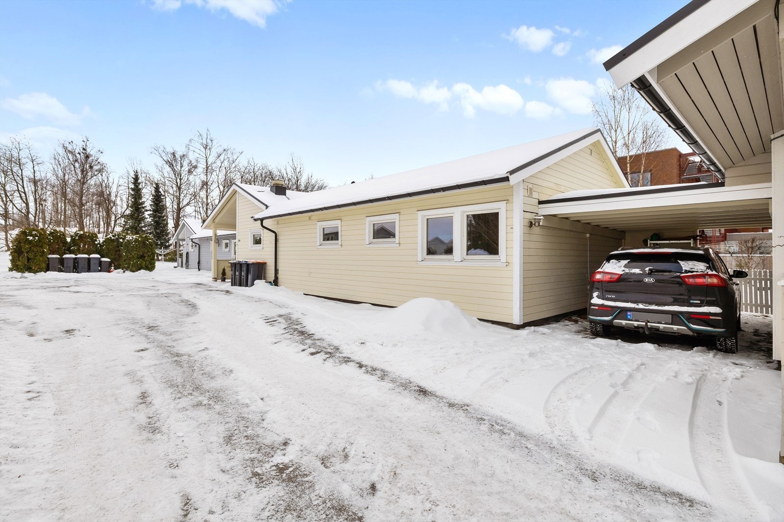 Parkering i carport som gir bilen en trygg og værbeskyttet plassering året rundt. En praktisk og komfortabel løsning som gjør hverdagen enklere. Galleribilde