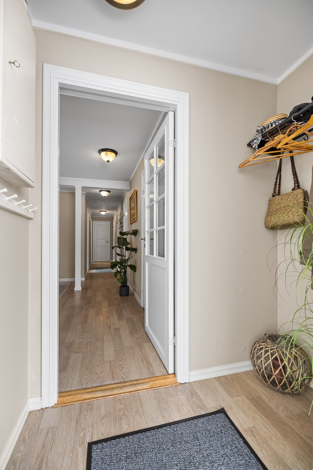 Lys og pen entré som gir et svært godt førsteinntrykk av boligen. Her møtes du av en ryddig og innbydende sone med god plass til yttertøy og sko, samt en naturlig flyt videre inn i boligens øvrige rom. Galleribilde