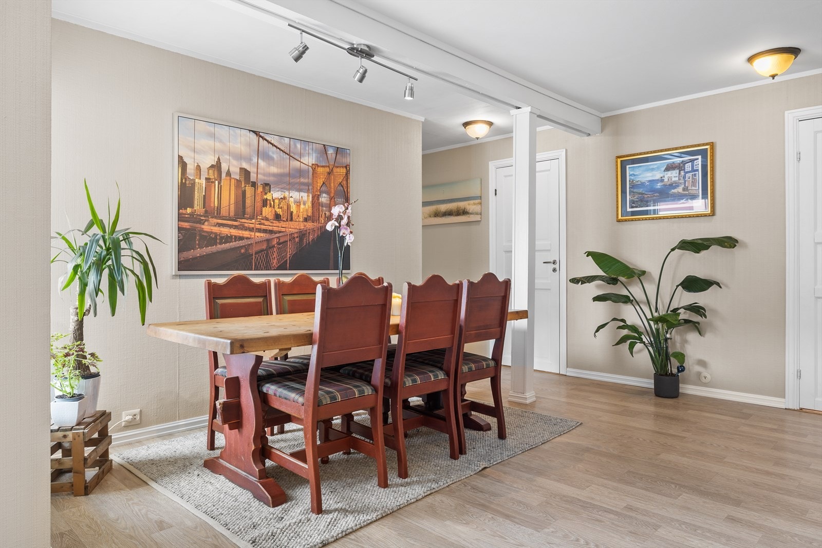 Det er god plass i stuen til å dekke opp et stort spisebord, noe som gjør rommet ideelt for både hverdagsmåltider og hyggelige sammenkomster. Her kan du enkelt samle familie og venner rundt bordet uten at det går på bekostning av romfølelsen. Galleribilde