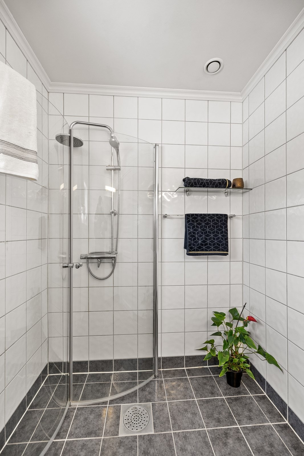 Innredningen består av servant nedfelt i baderomsinnredning samt dusjløsning med dusjdører i hjørne, noe som gir en praktisk og plassbesparende løsning. Galleribilde