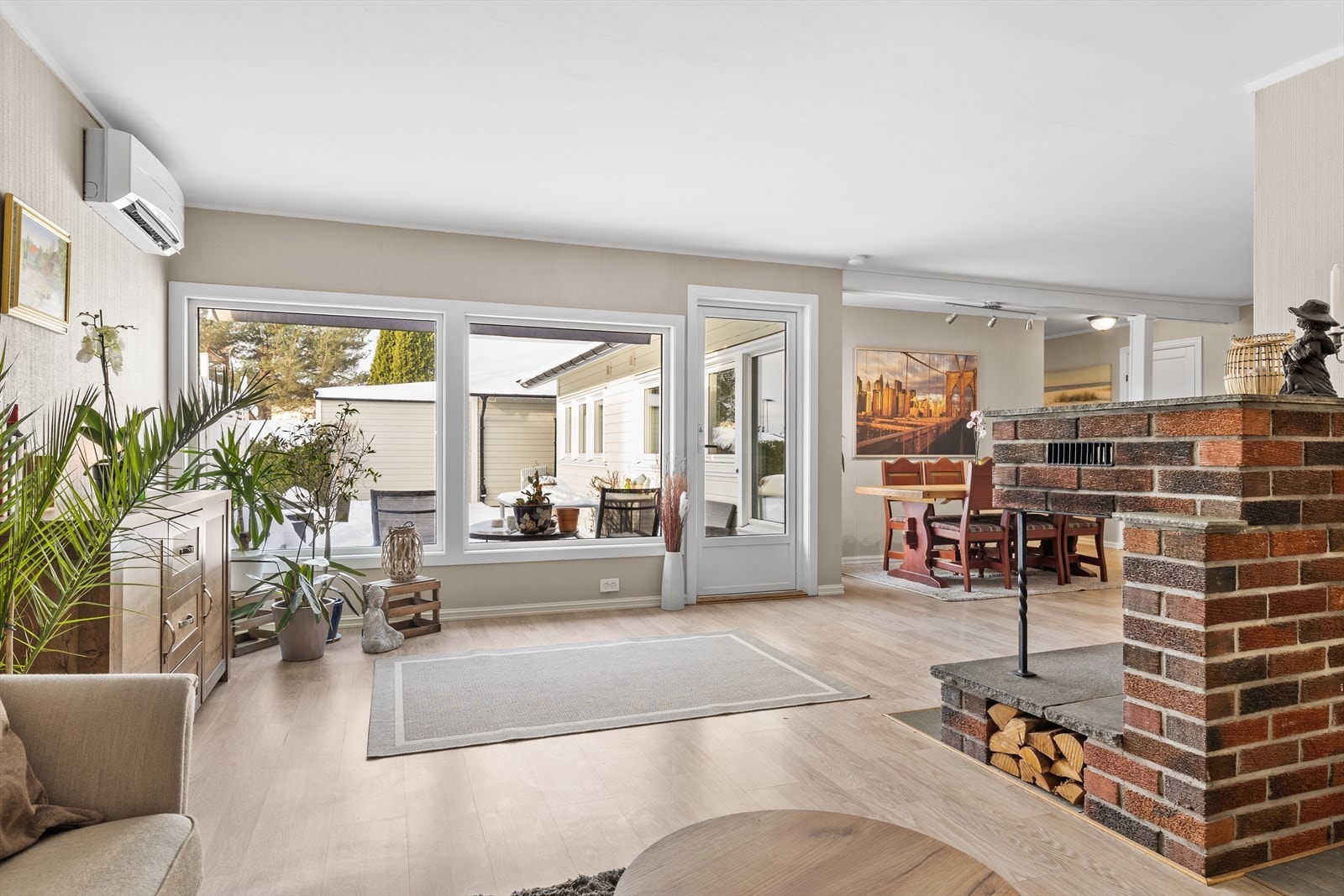 Store vindusflater slipper inn godt med dagslys og forsterker den åpne og innbydende romfølelsen. Galleribilde