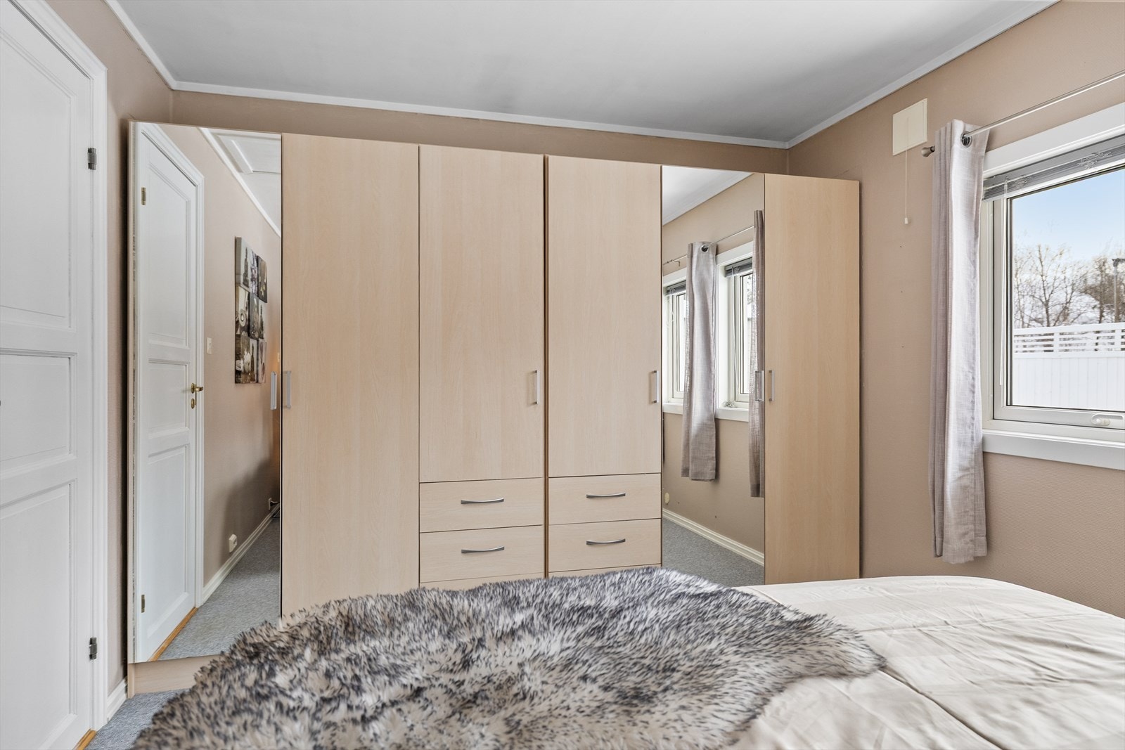 Rommet har et stort garderobeskap som gir rikelig med oppbevaringsplass og bidrar til en ryddig og praktisk hverdag. Et lyst og trivelig soverom som legger godt til rette for ro og komfort. Galleribilde