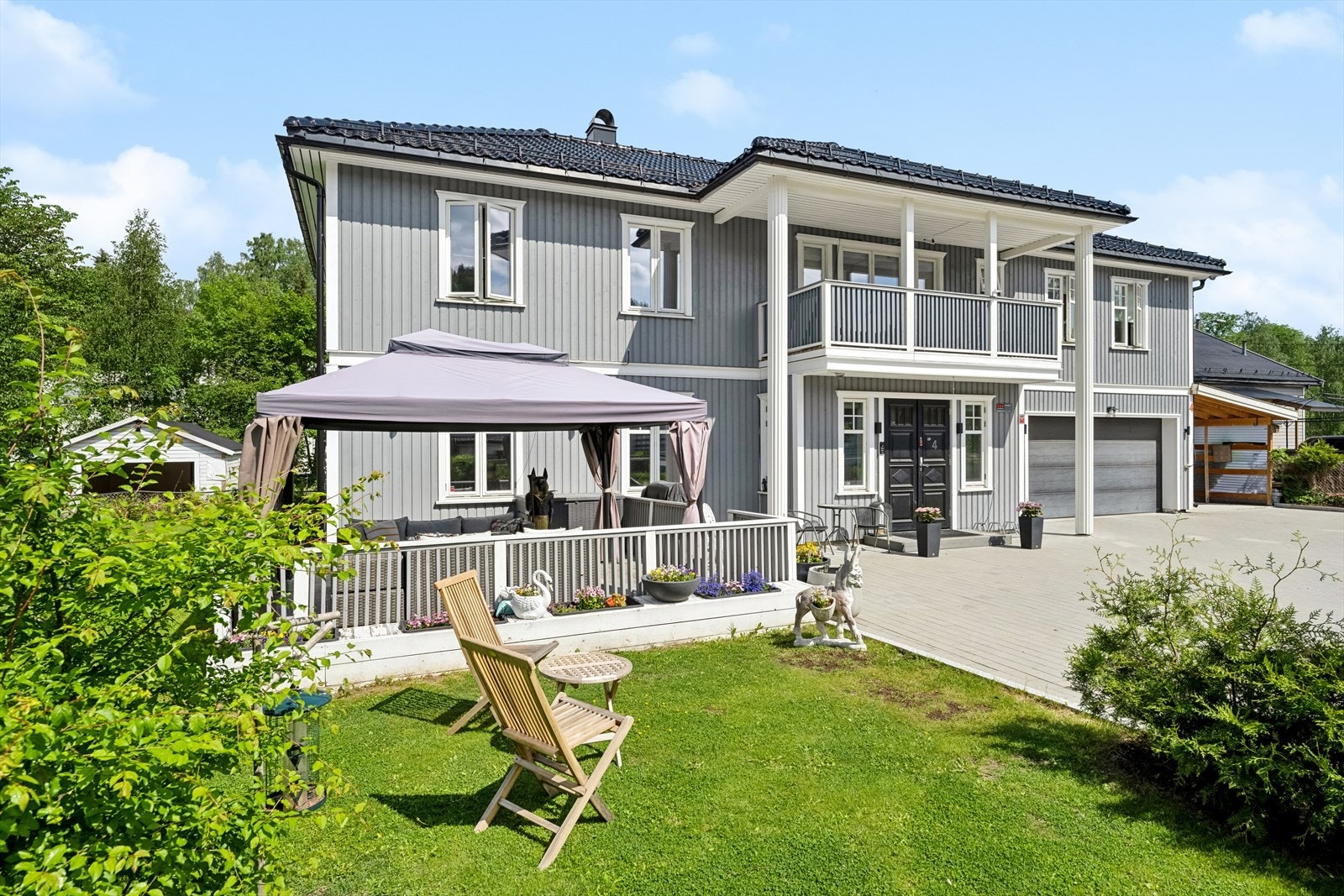 Velkommen til Rønningen 4 - en moderne og innholdsrik familiebolig over 2 plan med hybel og attraktiv beliggenhet! Galleribilde