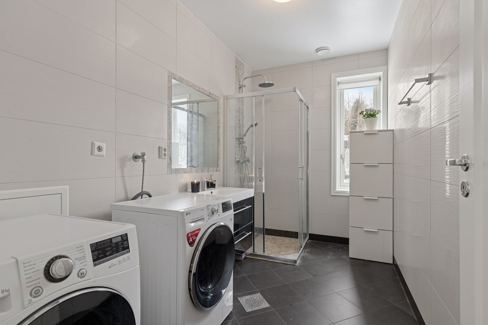 Boligen inneholder til sammen tre tidløse bad og to praktiske toalettrom. Ett av badene er et kombinert bad/vaskerom og ligger i hybeldelen av boligen. Galleribilde