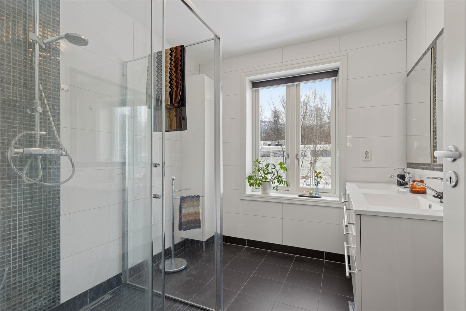 Badet i 2. etasje er utstyrt med en baderomsinnredning med to nedfelte servanter og et dusjhjørne med dusjvegger. Galleribilde