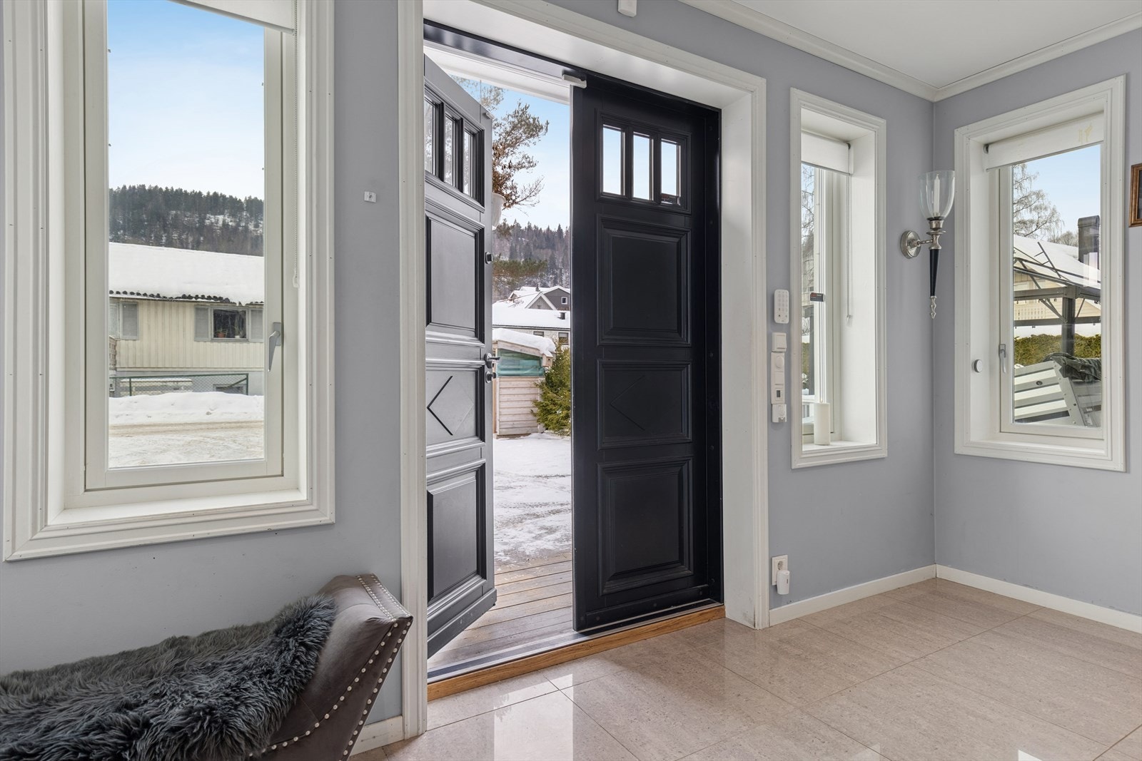 To-fløyet inngangsdør fører deg ut av boligen. Galleribilde