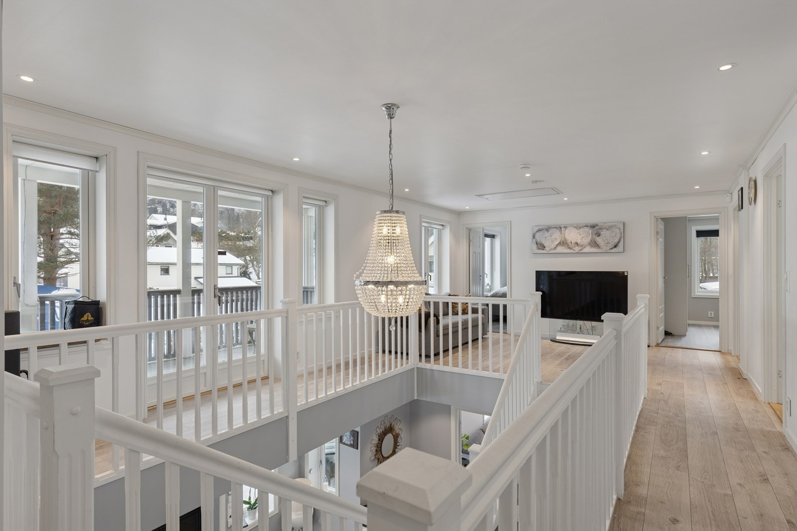 Loftsstuen fungerer som et allsidig ekstra oppholdsrom - ideelt for større familier som ønsker flere soner, eller for dem som bare vil ha et rom å trekke seg tilbake fra stuen i 1. etasje. Galleribilde