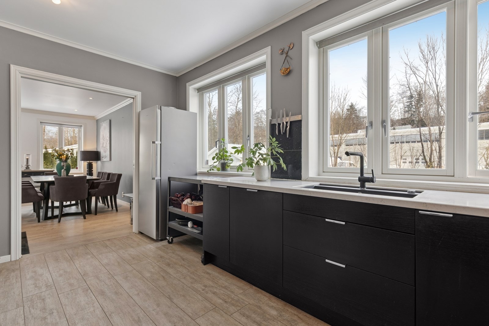 Kjøkkenet har en innredning med glatte fronter og en benkeplate i stein med nedfelt kum. Galleribilde