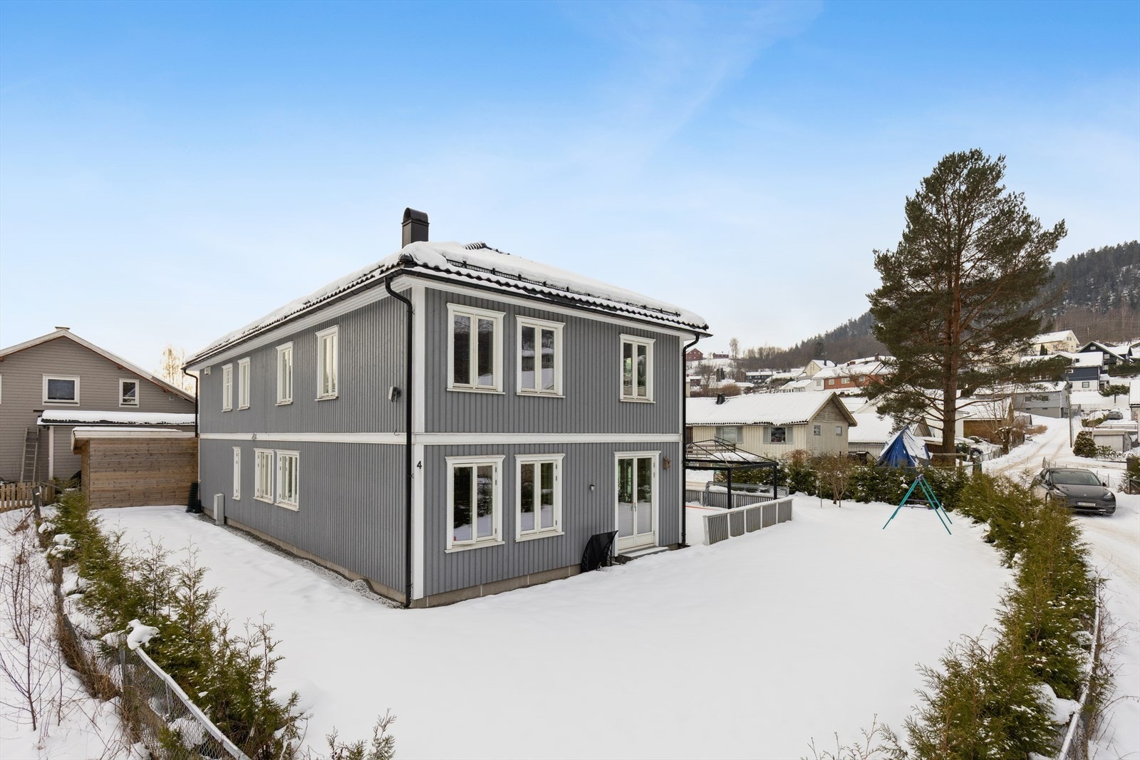 Eiendommen har en relativt flat tomt rundt boligen, noe som gir gode og lett tilgjengelige utearealer. Galleribilde