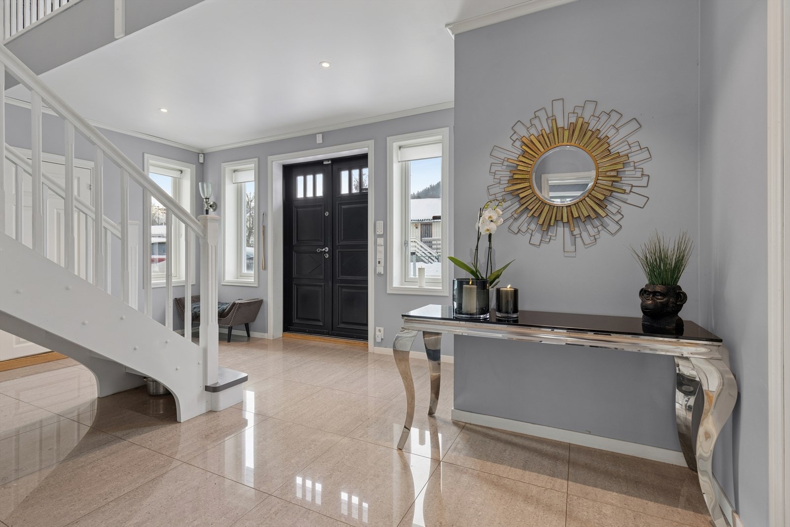 Vel innenfor boligens vegger ledes du inn i en romslig entré/hall med god plass til oppbevaringsløsning for både sko og yttertøy. Galleribilde