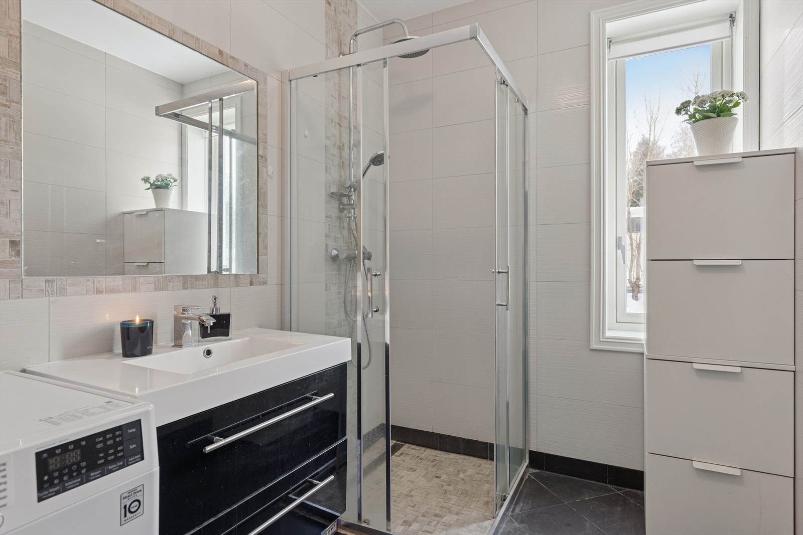 Badet i 1. etasje er innredet med servant, dusjhjørne med dusjvegger og har i tillegg opplegg for vaskemaskin. Galleribilde