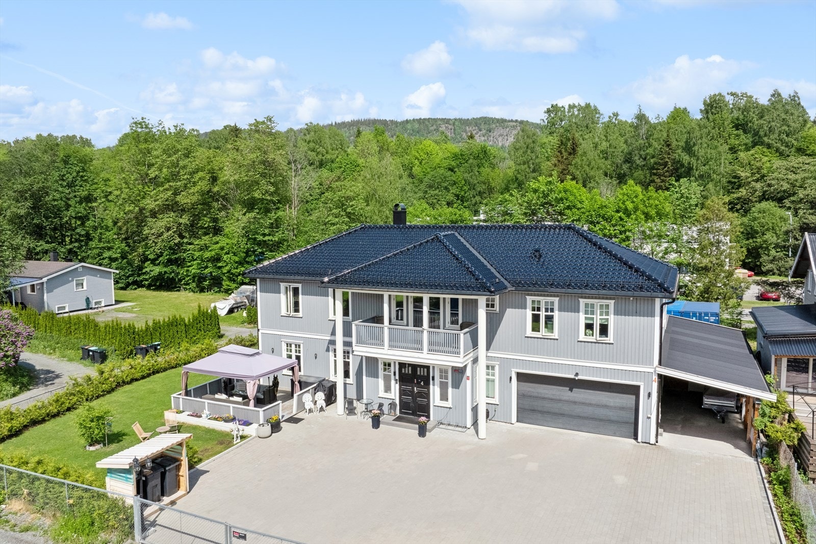 Det er en hybel over boligens integrerte garasje med stue/kjøkken, soverom og bad/vaskerom. Denne har egen inngang, i tillegg til at det er innvendig adkomst mellom hoveddelen og hybelen i 2. etasje. Galleribilde