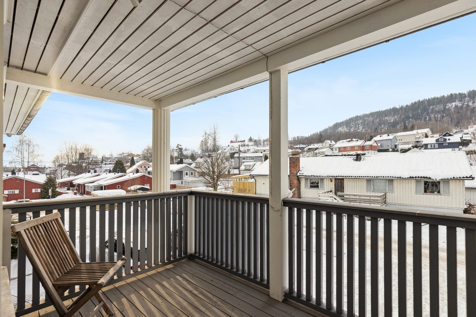 Fra loftstuen er det også direkte utgang til verandaen på ca. 9 m2. Galleribilde