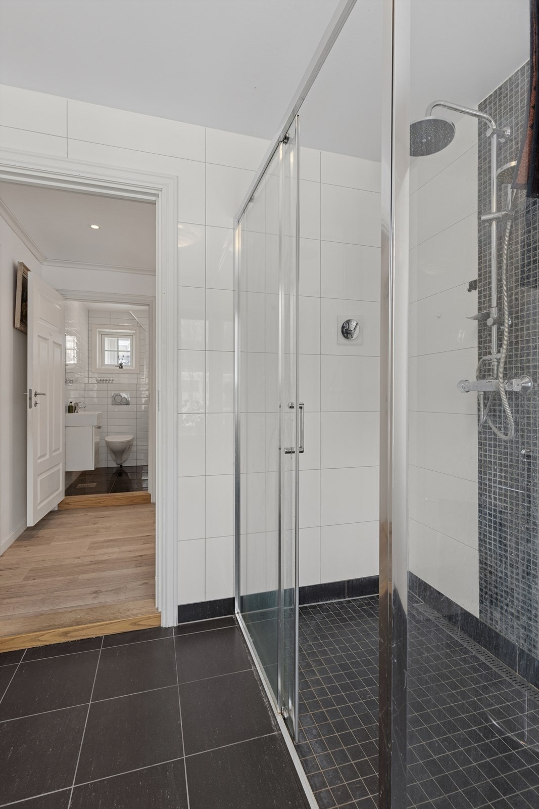 Dusj-sonen. Galleribilde