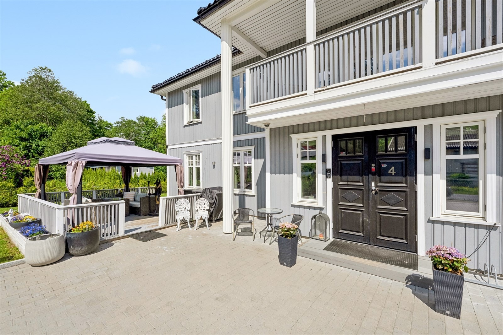 Eiendommen ligger godt tilbaketrukket og skjermet beliggenhet i en rolig blindvei, i et veletablert og attraktivt område på Skui. Galleribilde