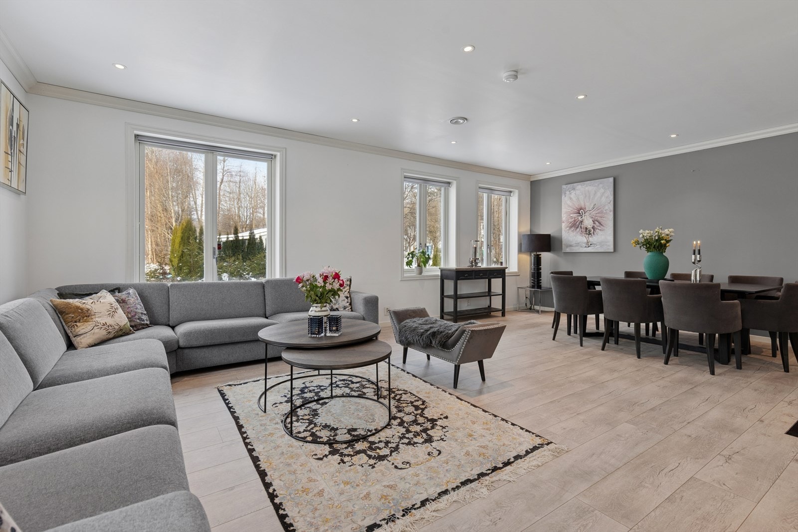 Boligen har flere hyggelige oppholdsrom, fordelt over to familievennlige plan. I boligens 1. etasje finner du en delikat og romslig stue som umiddelbart gir en følelse av rom og trivsel. Galleribilde