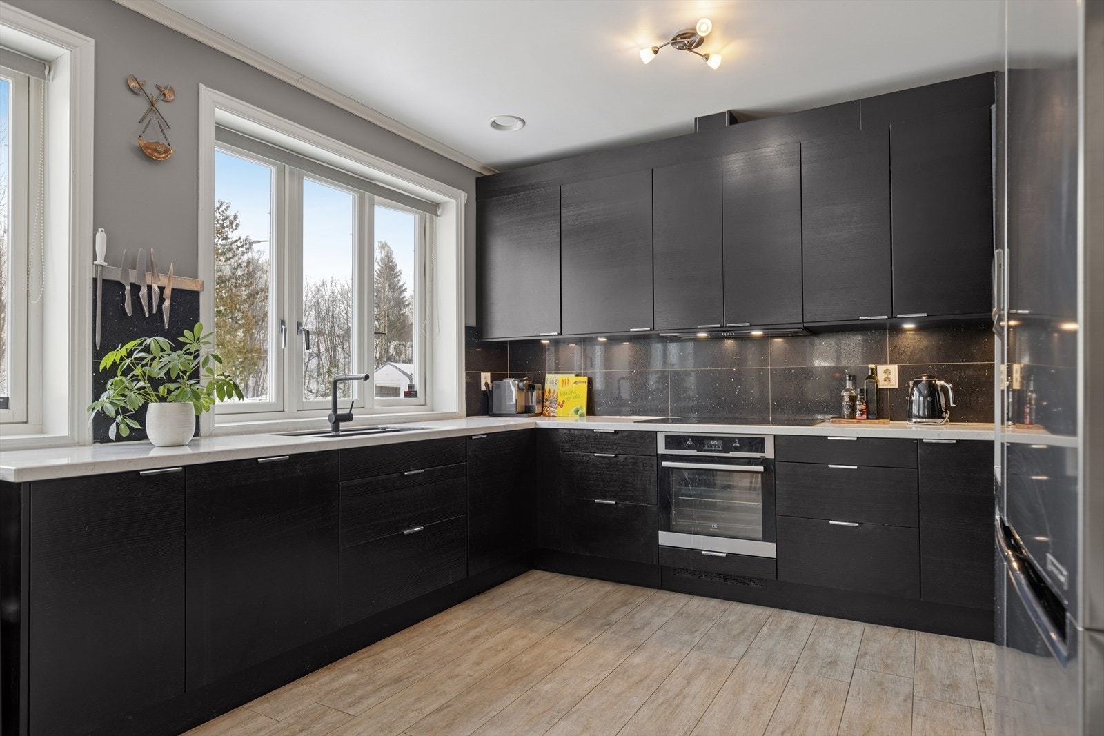 Gode arbeidsflater for både store og små kokker i rommet. Galleribilde