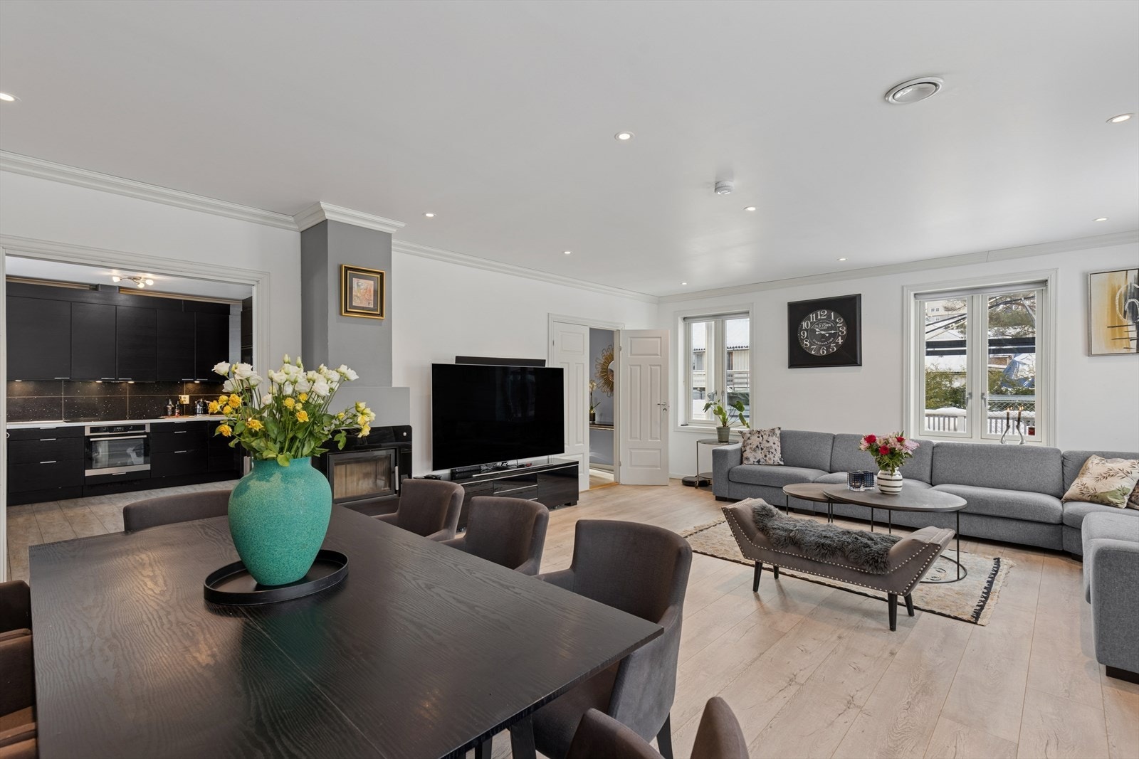 Stuen er møbleringsvennlig, med god plass til både sofagruppe og spiseplass - perfekt for både hverdagsliv og hyggelige sammenkomster. Galleribilde