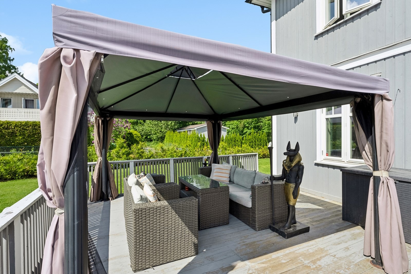 Uteområdet byr på flere flotte soner hvor du kan nyte livet utendørs. Med terrasse på 25 m2 i 1. etasje og veranda på 9 m2 i 2. etasje. Galleribilde