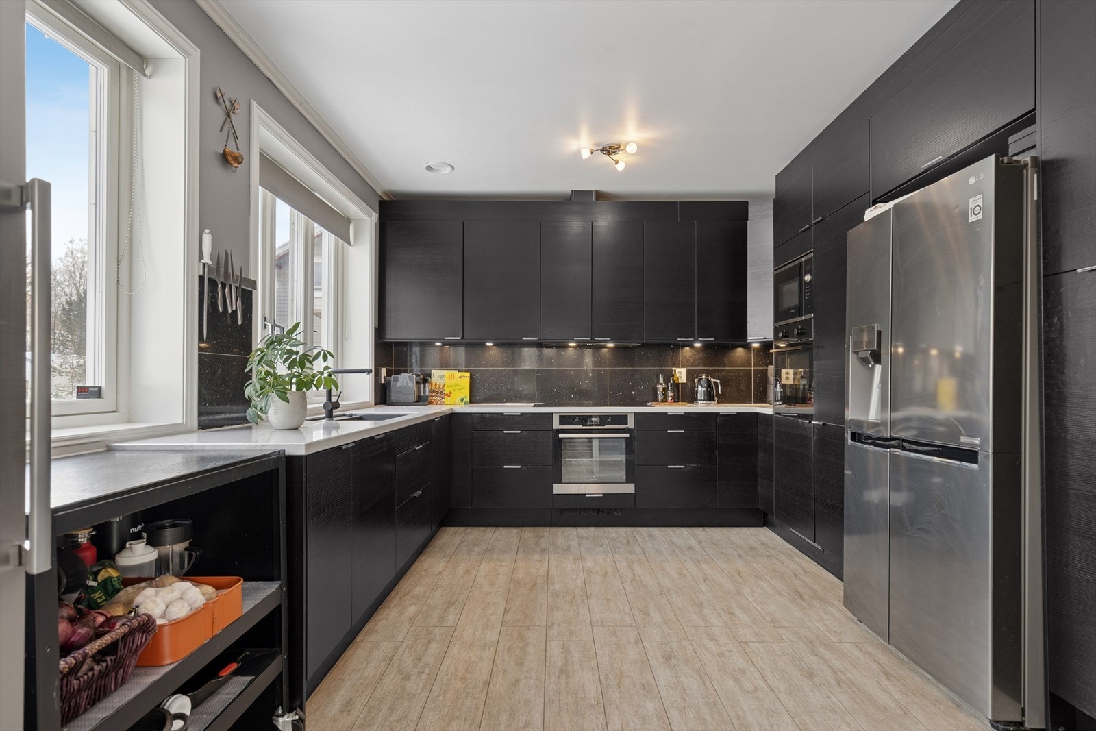 Rommet er utstyrt med kjøkkenventilator med avtrekk ut, og det er montert både vannstopper og komfyrvakt for økt trygghet. Galleribilde