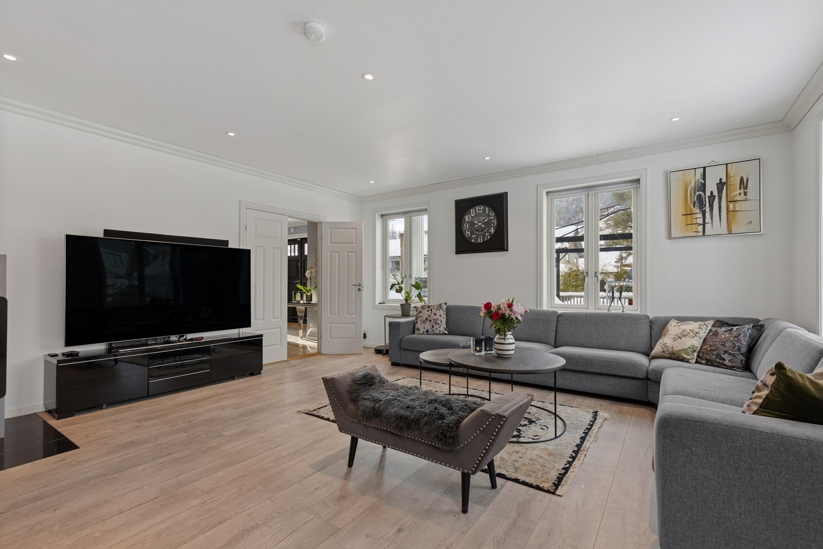 Boligen er oppvarmet med vannbåren gulvvarme basert på bergvarmepumpe. Galleribilde