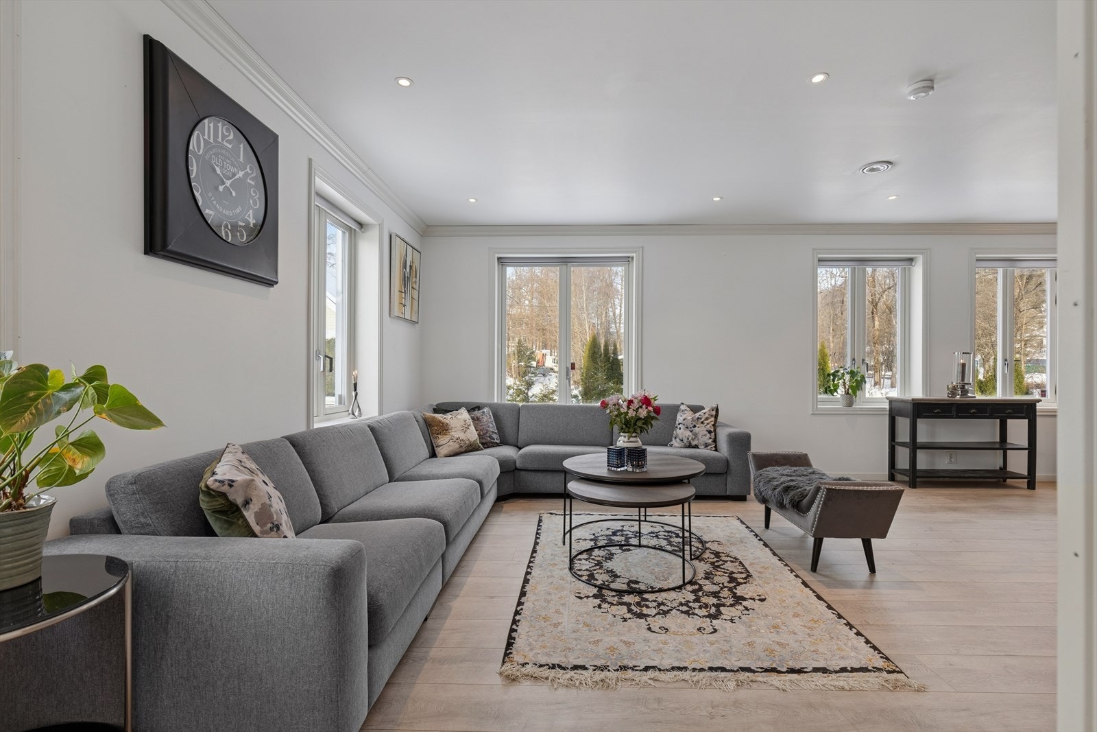 Stuen skaper et lyst og hyggelig samlingspunkt hvor du og besøkende kan nyte både avslappende og sosiale stunder. Galleribilde