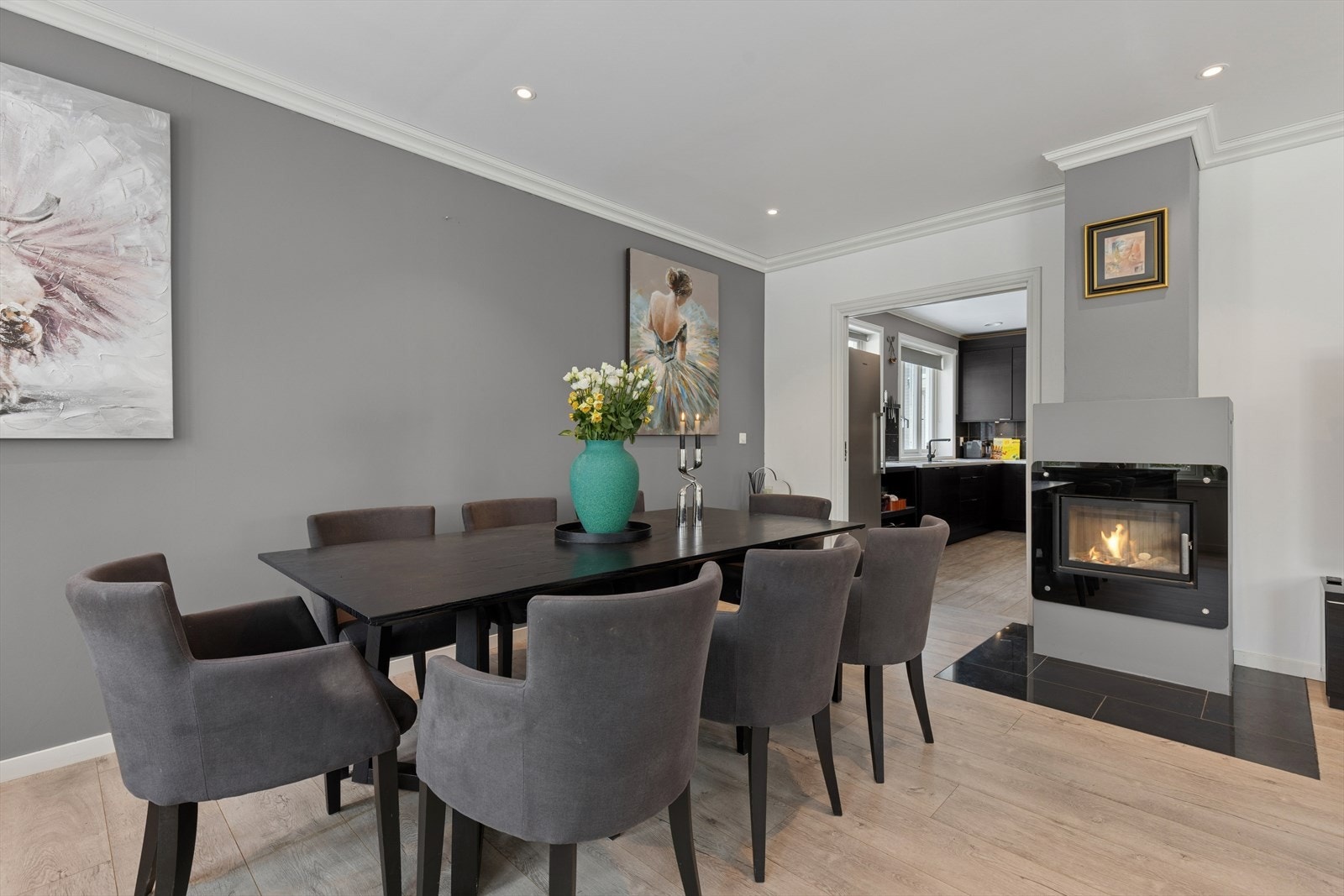 Planløsningen er både funksjonell og sosial, med stuen praktisk plassert iht. boligens kjøkken. Galleribilde