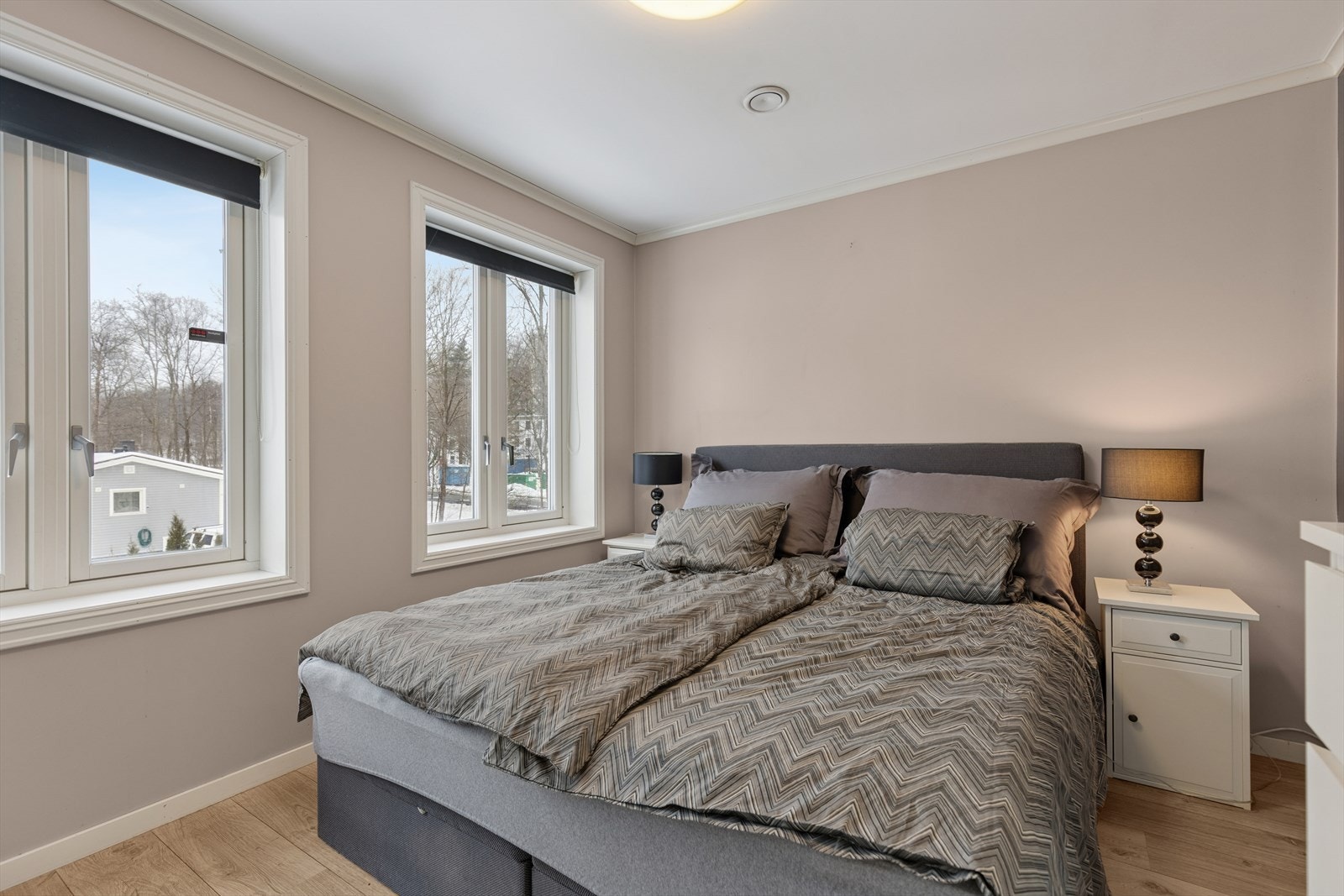 Det er fire soverom i boligens hoveddel i 2. etasje, i tillegg til ett soverom i hybeldelen av boligen. Galleribilde